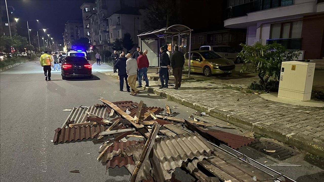 Rize'de 8 evin çatısı uçtu