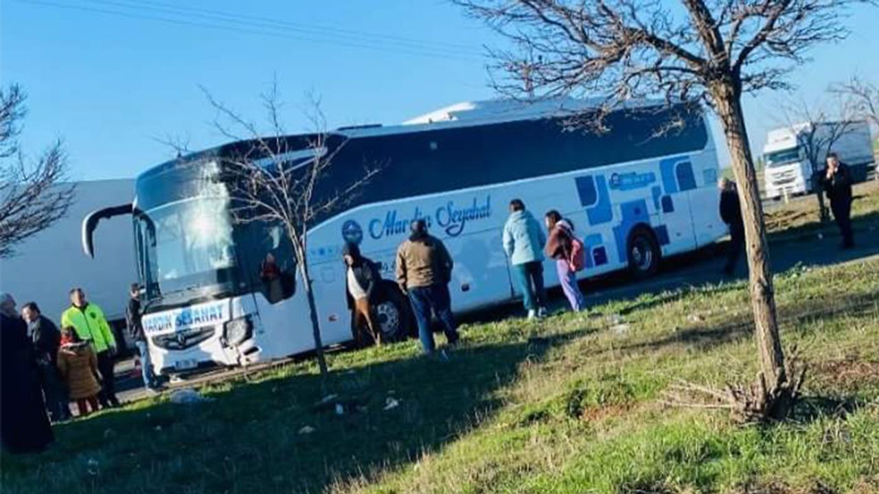 Viranşehir’de yolcu otobüsü refüje girdi