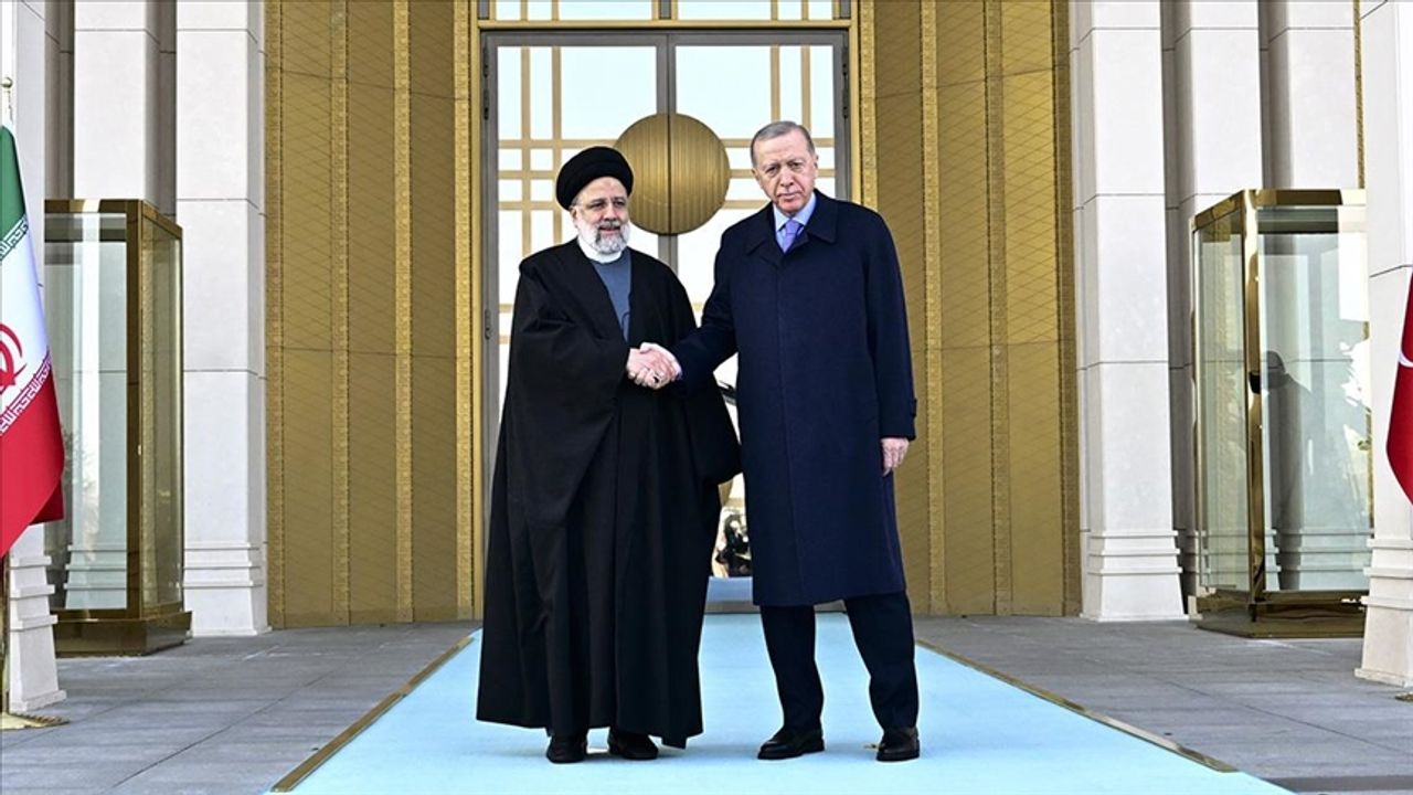 Erdoğan, Reisi'yi resmi törenle karşıladı