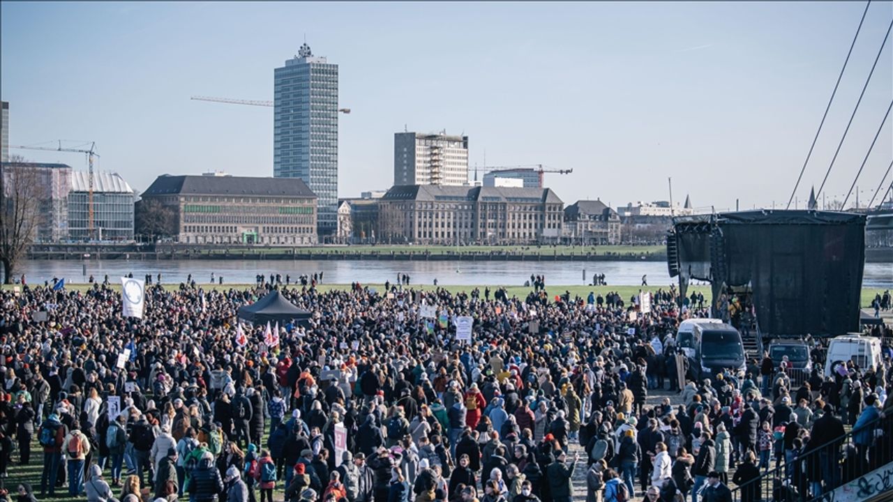 Almanya'da yüz binlerce kişi aşırı sağa karşı yürüdü