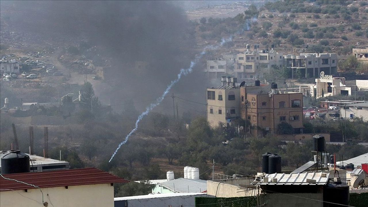 Filistinliler, askeri üniformalı yerleşimcilerin saldırılarına maruz kalıyor