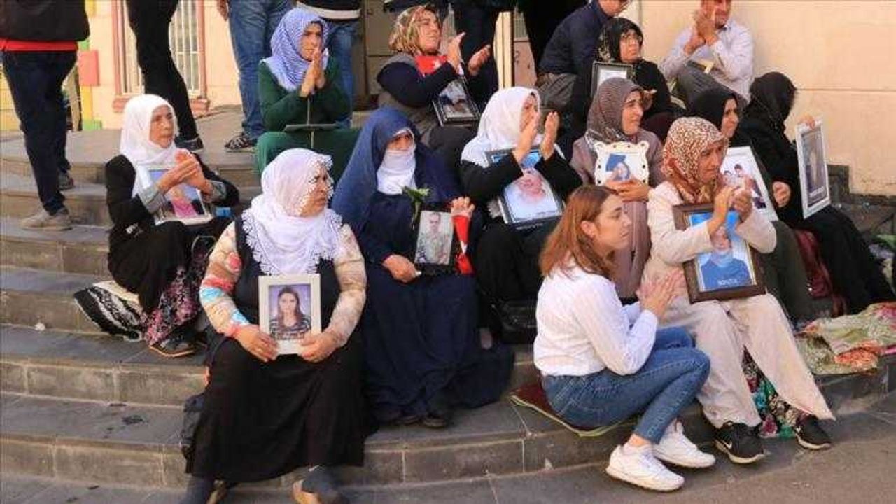 HDP önünde eylem yapan annelerden biri daha evladına kavuştu