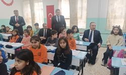 Eşi ve 4 çocuğuyla birlikte depremde vefat eden Özgür öğretmen için düzenlenen anma programı iç acıttı