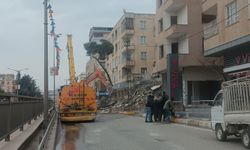 Ağır hasarlı binalar yıkılmaya devam ediyor