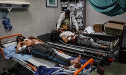 Nasır Hastanesinde yerinden edilmiş 10 bin Filistinli ve 300 sağlık çalışanı bulunuyor