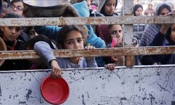 Filistinliler açlıkla bombayla soykırımla iç içe yaşıyor