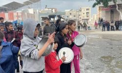 Gazze'de çocuklar yaşanan gıda kıtlığını protesto etti