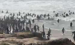 Gazzeliler, havadan indirilen yardımlar için sahile akın etti