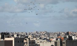 Gazze’ye havadan indirilen yardım kutuları sivillerin üzerine düştü