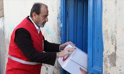 72 yaşındaki doktor mesai sonrası Türk Kızılay yeleğini giyip yardım dağıtıyor