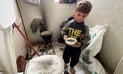 Filistinli aile, yer olmadığı için yemeklerini banyoda pişiriyor
