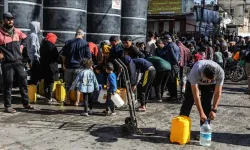 Gazzeliler, bir yudum su içebilmek için uzun saatler kuyrukta bekliyor