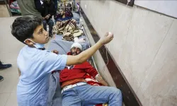 Filistinli küçük çocuk, İsrail saldırılarında yaralananların yardımına koşuyor