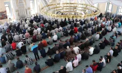 Camilerde ramazanın son cuma namazı kılındı