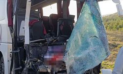 Yolcu otobüsü kamyonetle çarpıştı: 17 yaralı