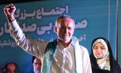 İran'da seçimi kazanan Pezeşkiyan, ülkenin 9'uncu Cumhurbaşkanı oldu