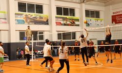 Öğretmenler Arası Voleybol Turnuvası Karaköprü'de devam ediyor