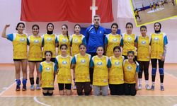 Voleybol kursuyla gençler geleceğe hazırlanıyor