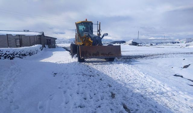 Siverek kırsalında karla mücadele devam ediyor
