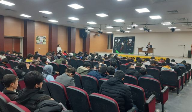 Siverek'te 9 farklı okulda aile ve Müslüman şahsiyet konulu konferans