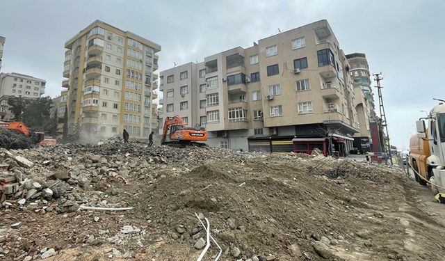 Urfa'da ağır hasarlı binaların yıkımı devam ediyor