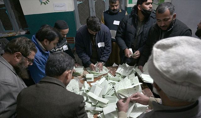 Pakistan'da seçimleri, tutuklu eski Başbakan Han destekli bağımsızlar ilk sırada tamamladı