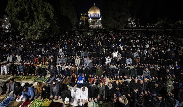 Kudüs'te Mescid-i Aksa’da 100 bin kişi teravih namazı kıldı