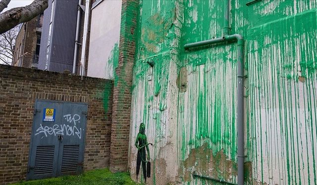 Banksy, Londra'daki bir duvara püskürttüğü boyayla ortaya çıktı
