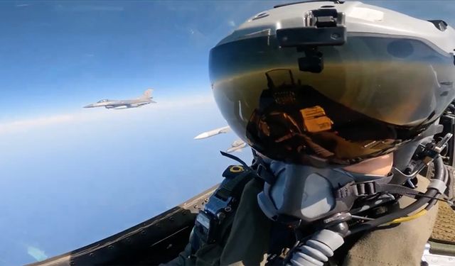 Türk Hava Kuvvetlerinden Kıbrıs adasının güneyinde eğitim uçuşu