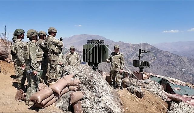 Orgeneral Bayraktaroğlu, Hakkari ve Pençe Harekatları bölgesinde incelemelerde bulundu