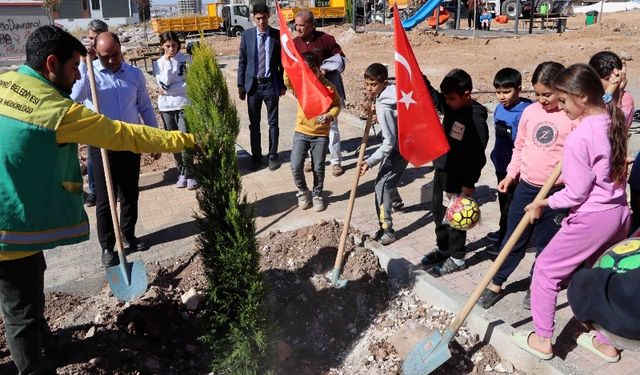 Karaköprülü çocuklar ağaç dikti