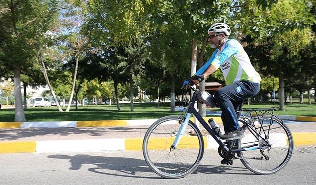 Hobi amaçlı başladığı bisiklette yüzlerce kişinin pedal çevirmesini sağladı