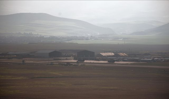 İran destekli gruplar Deyrezor'da ABD üssüne roket fırlattı