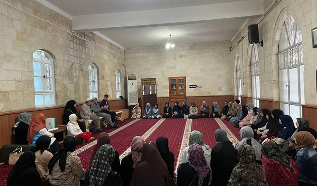 Dergâh Camii'nde öğrencilerin sabah namazı buluşması