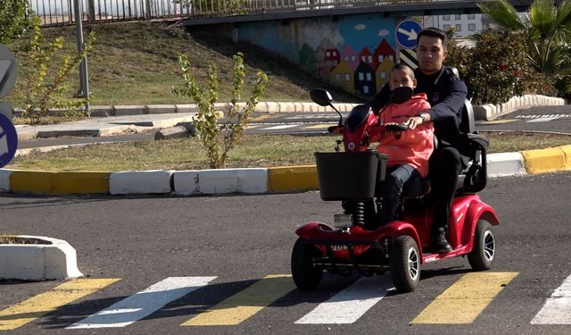 Karaköprü Zabıta Ekipleri dilenci çocukların yüzünü güldürdü