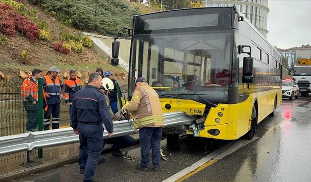 İETT otobüsü bariyere saplandı