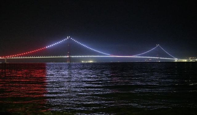Cumhuriyet'in 100. yılında 1915 Çanakkale Köprüsü Türk bayrağıyla renklendirildi