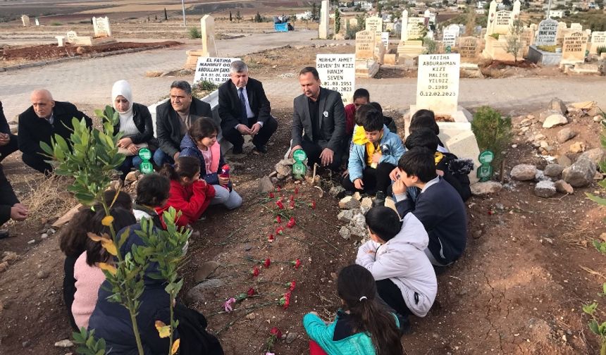Depremde ölen öğretmen çift, mezarları başında anıldı