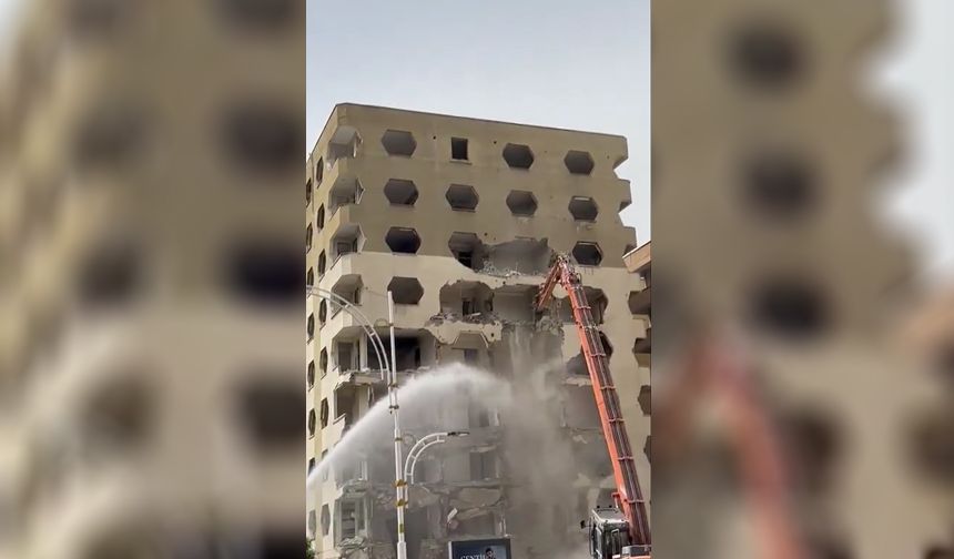 Şanlıurfa'da yıkım kurbanı bina yıkılmaya başlandı