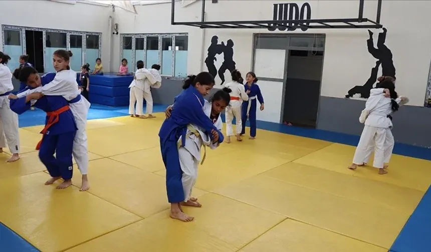 3 kız kardeş, judoda aynı minderde ter döküyor