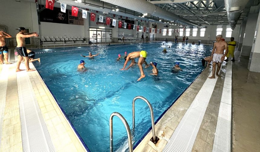 Eyyübiyeli gençler yüzme havuzunda serinliyor