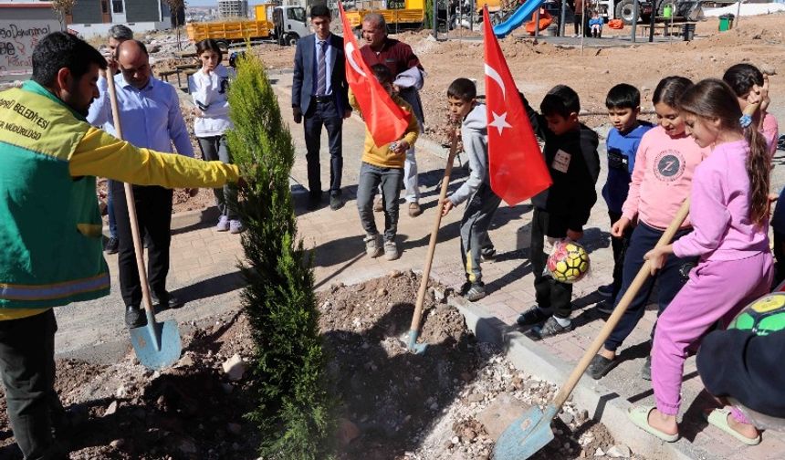 Karaköprülü çocuklar ağaç dikti