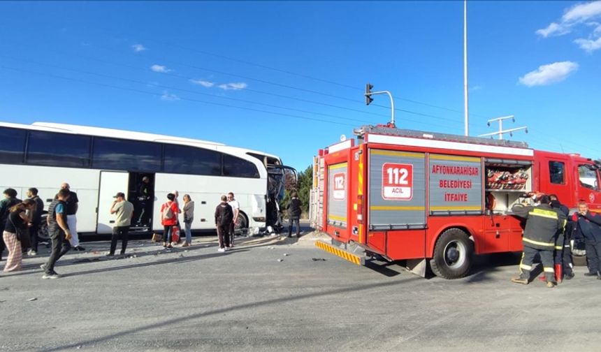 Afyon'da yolcu otobüsü kamyon çarpıştı: 1 Ölü, 19 yaralı!