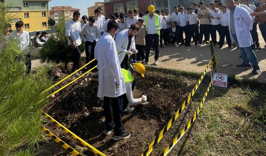 Öğrencilerden okul bahçesinde arkeolojik çalışma