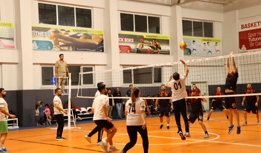 Öğretmenler Arası Voleybol Turnuvası Karaköprü'de devam ediyor