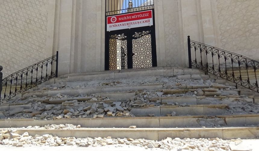Depremin vurduğu camiler açılmayı bekliyor